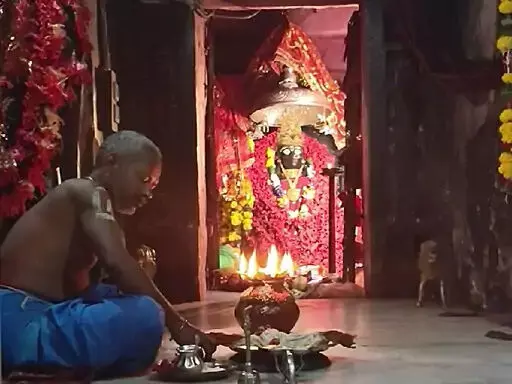 800 साल पुरानी परंपरा: दंतेश्वरी मंदिर में कच्चे सूत की राखी चढ़ाकर मनाया गया 'राखी तिहार' 3 दंतेवाड़ा के दंतेश्वरी मंदिर में रक्षाबंधन के अवसर पर मां दंतेश्वरी को कच्चे सूत से बनी राखी चढ़ाते हुए सेवादार और भक्त।