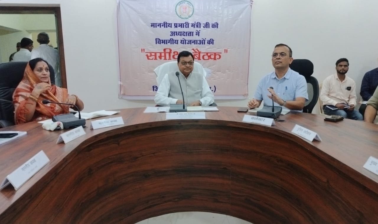 सरकार की जन कल्याणकारी योजनाओं का क्रियान्वयन जमीनी स्तर पर करते हुए अंतिम व्यक्ति तक लाभ पहुंचाएं-प्रभारी मंत्री लखनलाल देवांगन 1 7215128d 3e8e 4b06 bab7 5c1b22c19b4d 1