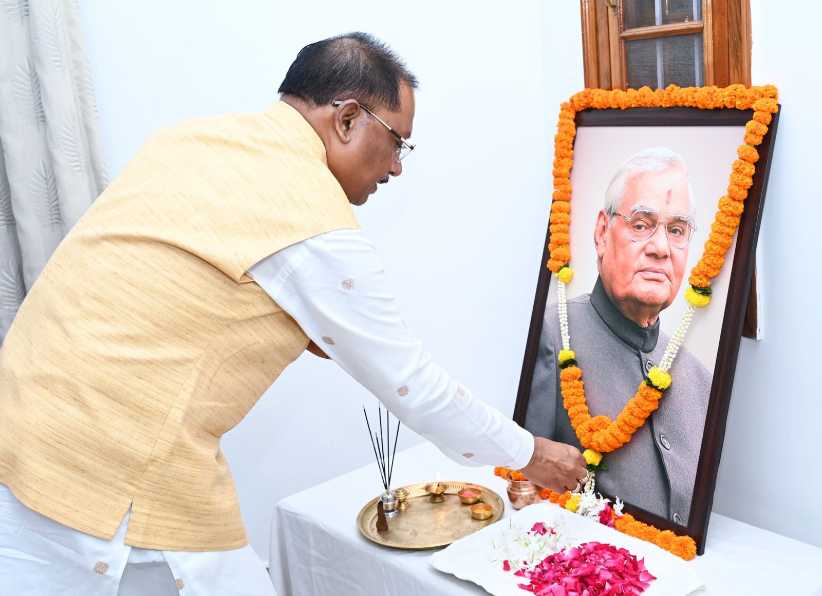 मुख्यमंत्री ने पूर्व प्रधानमंत्री भारत रत्न अटल बिहारी वाजपेयी की पुण्यतिथि पर उन्हें नमन किया 1 IMG 20240816 WA0014 scaled