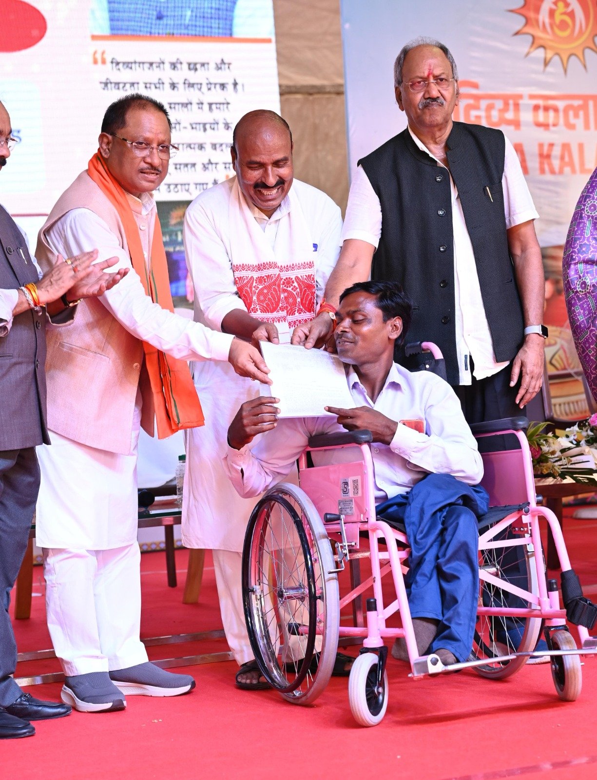 दिव्य कला मेले में दिव्यांगजनों को सहायक उपकरण एवं ऋण स्वीकृति पत्र किए गए वितरित 1 IMG 20240817 WA0021