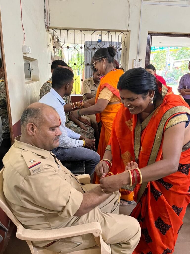 विश्व हिंदू परिषद मातृशक्ति और दुर्गा वाहिनी ने रक्षाबंधन पर पुलिस जवानों और समाज के गणमान्य लोगों को बांधी राखी 2 IMG 20240820 WA0008