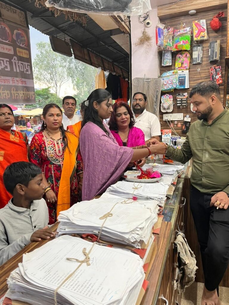 विश्व हिंदू परिषद मातृशक्ति और दुर्गा वाहिनी ने रक्षाबंधन पर पुलिस जवानों और समाज के गणमान्य लोगों को बांधी राखी 3 रक्षाबंधन