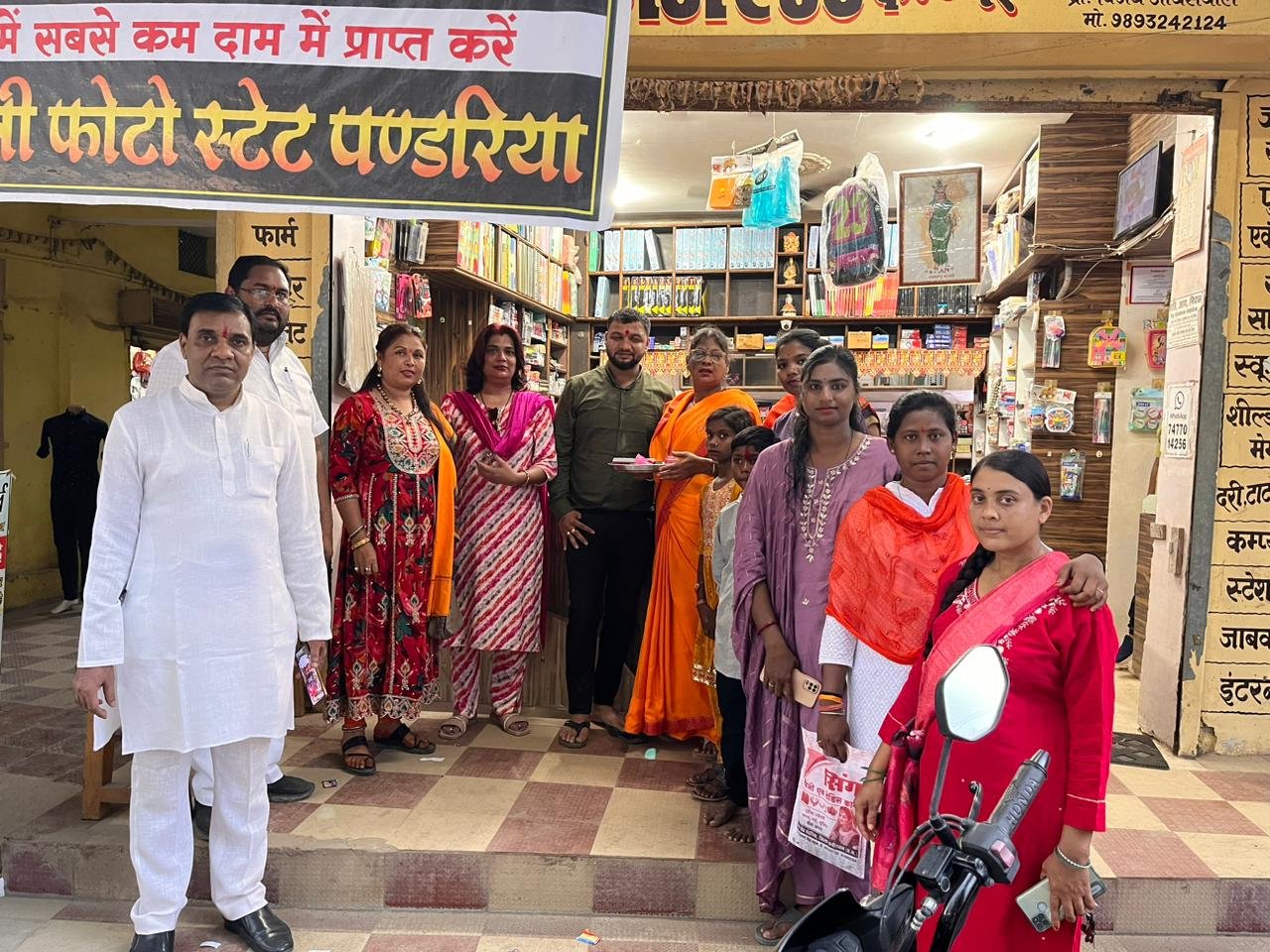 विश्व हिंदू परिषद मातृशक्ति और दुर्गा वाहिनी ने रक्षाबंधन पर पुलिस जवानों और समाज के गणमान्य लोगों को बांधी राखी 1 IMG 20240820 WA0011