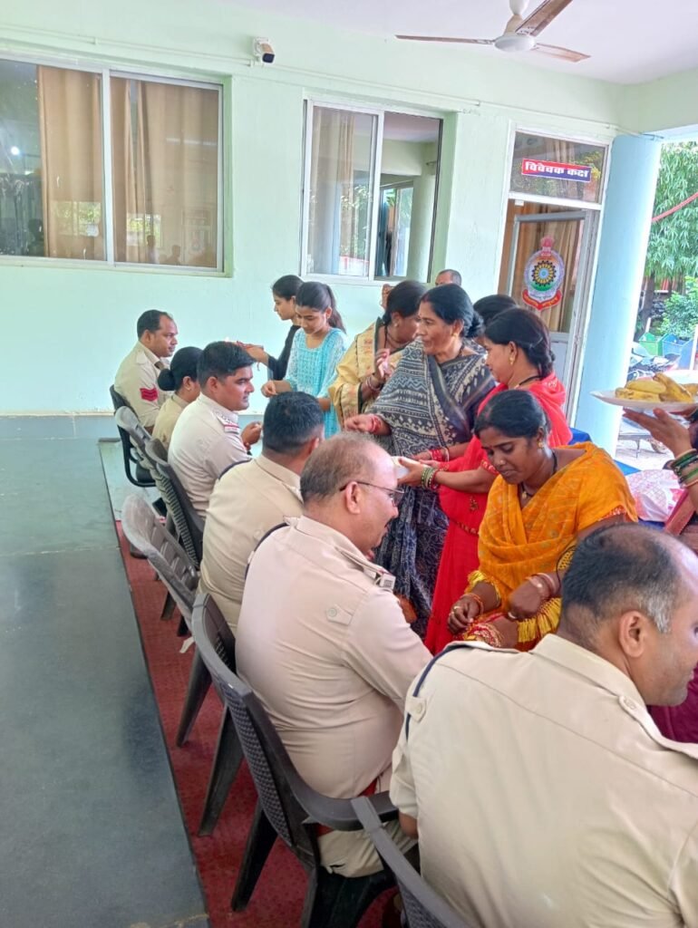 कवर्धा में विश्व हिंदू परिषद, मातृशक्ति एवं दुर्गा वाहिनी ने पुलिस जवानों संग मनाया रक्षाबंधन पर्व 3 विश्व हिंदू परिषद, मातृशक्ति, दुर्गा वाहिनी