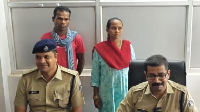 केंद्रीय गृह मंत्री अमित शाह के छत्तीसगढ़ दौरे पर धमतरी पुलिस को मिली बड़ी सफलता: 5 लाख के दो ईनामी नक्सलियों ने किया आत्मसमर्पण 1 छत्तीसगढ़ में धमतरी पुलिस की बड़ी सफलता: 5 लाख के दो ईनामी नक्सलियों ने किया आत्मसमर्पण