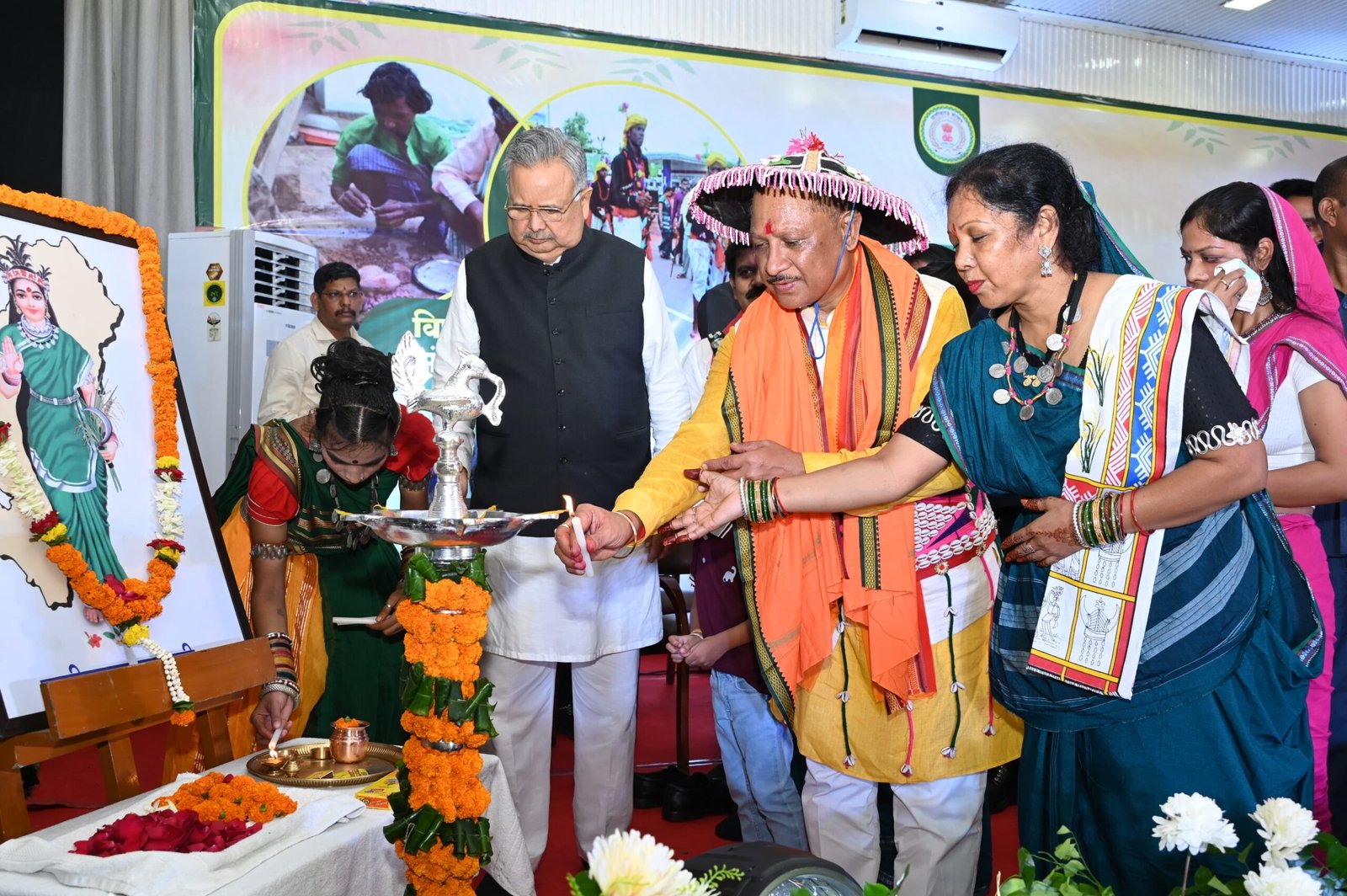 Chhattisgarh Hareli Celebration : सीएम हाउस में कुछ इस अंदाज में मना त्यौहार, पत्नी के साथ अलग अंदाज में दिखे CM साय 1 WhatsApp Image 2024 08 04 at 4.04.13 PM scaled