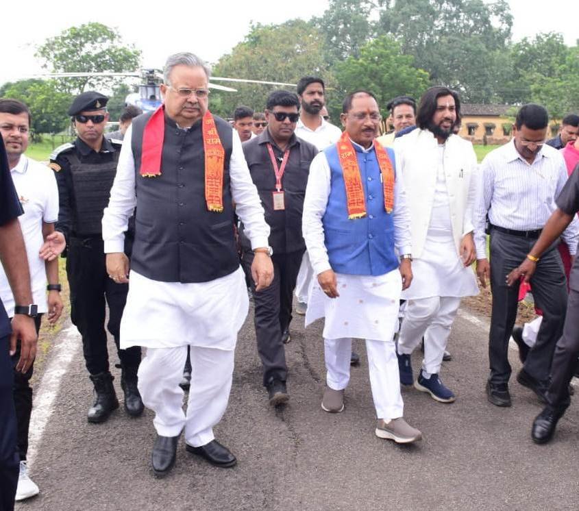 मुख्यमंत्री श्री साय के राजनांदगांव हेलीपेड पहुंचने पर जनप्रतिनिधियों ने किया आत्मीय स्वागत 1 WhatsApp Image 2024 08 11 at 2.48.21 PM 1