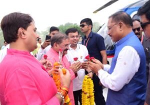 मुख्यमंत्री श्री साय के राजनांदगांव हेलीपेड पहुंचने पर जनप्रतिनिधियों ने किया आत्मीय स्वागत 2 WhatsApp Image 2024 08 11 at 2.48.21 PM