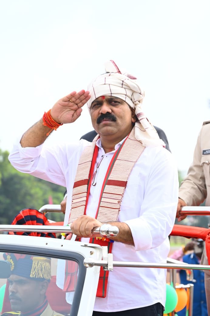 उपमुख्यमंत्री विजय शर्मा ने बस्तरिया वेशभूषा पहनकर लाल बाग मैदान जगदलपुर में किया ध्वजारोहण, 1 WhatsApp Image 2024 08 15 at 2.24.27 PM