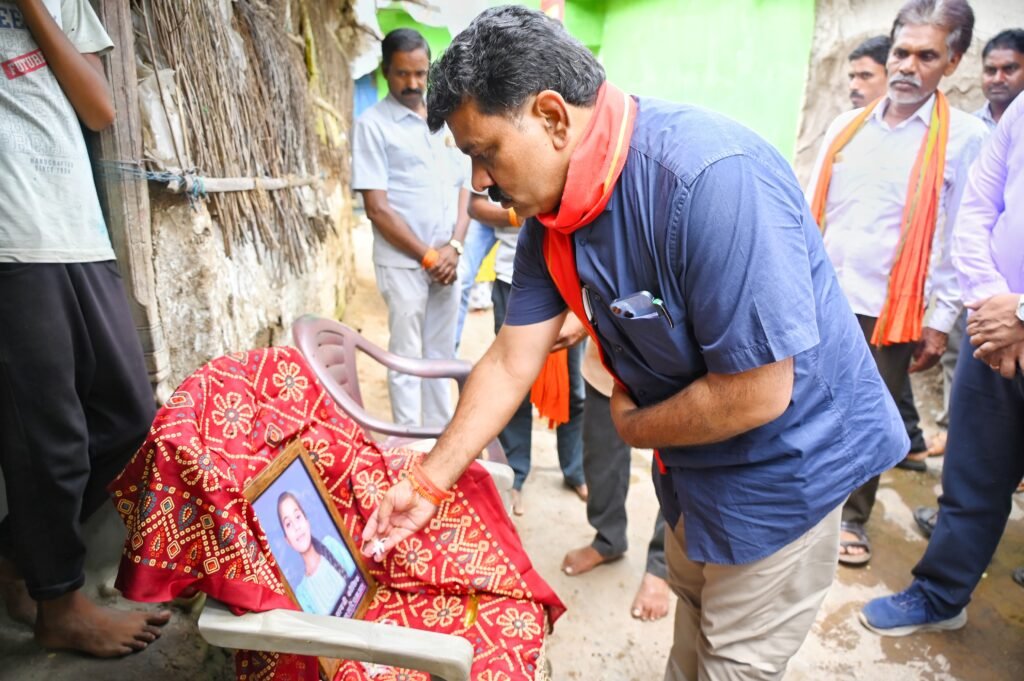 उपमुख्यमंत्री विजय शर्मा ने स्वर्गीय गायत्री कौशिक को श्रद्धांजलि अर्पित की, परिवार से की मुलाकात 2 उपमुख्यमंत्री विजय शर्मा श्रद्धांजलि