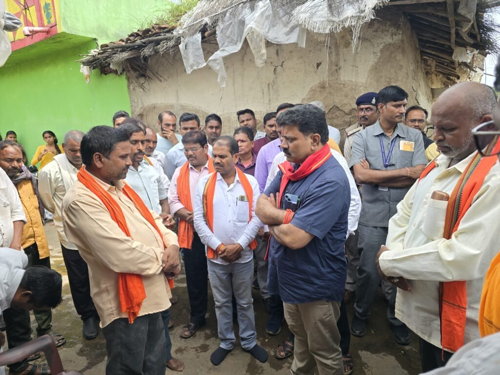 उपमुख्यमंत्री विजय शर्मा ने स्वर्गीय गायत्री कौशिक को श्रद्धांजलि अर्पित की, परिवार से की मुलाकात 3 गायत्री कौशिक के परिवार से मुलाकात