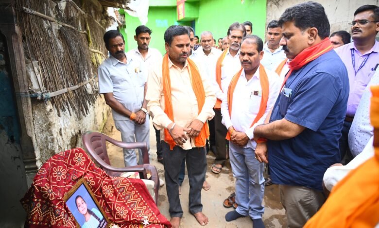 उपमुख्यमंत्री विजय शर्मा ने स्वर्गीय गायत्री कौशिक को श्रद्धांजलि अर्पित की, परिवार से की मुलाकात