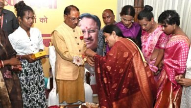 ट्रांसजेंडरों ने मुख्यमंत्री विष्णु देव साय को बांधी राखी: अनोखा रक्षाबंधन उत्सव 9 ट्रांसजेंडरों ने मुख्यमंत्री विष्णु देव साय को बांधी राखी