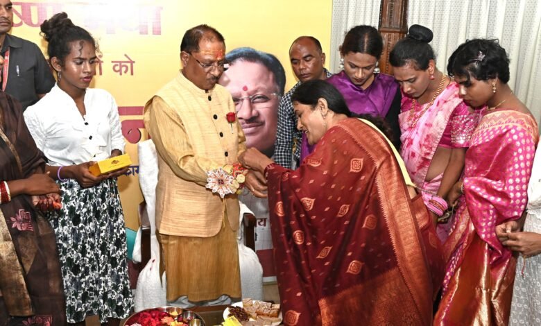 ट्रांसजेंडरों ने मुख्यमंत्री विष्णु देव साय को बांधी राखी
