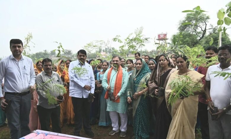 सांसद संतोष पांडे और जिला पंचायत अध्यक्ष सुशीला भट्ट ने 'एक पेड़ माँ के नाम' अभियान के तहत समनापुर में किया वृक्षारोपण