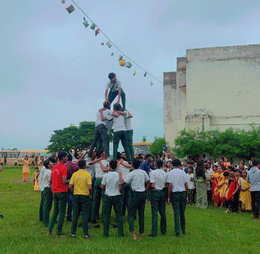 दिल्ली पब्लिक स्कूल में धूमधाम से मनाई गई कृष्ण जन्माष्टमी, बच्चों ने दी मनोरम प्रस्तुतियाँ 2 दिल्ली पब्लिक स्कूल कवर्धा में कृष्ण जन्माष्टमी उत्सव
