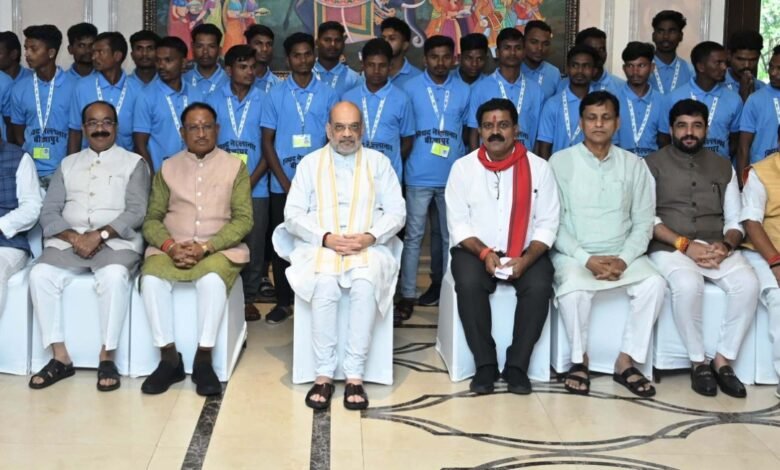माओवादी आतंक प्रभावित बीजापुर जिले के पालनार कैम्प के आसपास के 31 युवाओं ने केंद्रीय गृहमंत्री अमित शाह से की मुलाकात