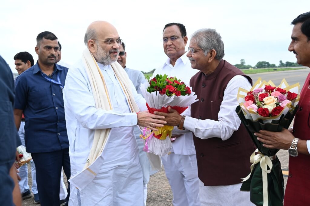 केन्द्रीय गृहमंत्री अमित शाह रायपुर के 3 दिवसीय प्रवास के बाद दिल्ली रवाना, भाजपा नेताओं के साथ कई महत्वपूर्ण मुद्दों पर चर्चा की 2 केन्द्रीय गृहमंत्री अमित शाह रायपुर के 3 दिवसीय प्रवास के बाद दिल्ली रवाना, भाजपा नेताओं के साथ कई महत्वपूर्ण मुद्दों पर चर्चा की