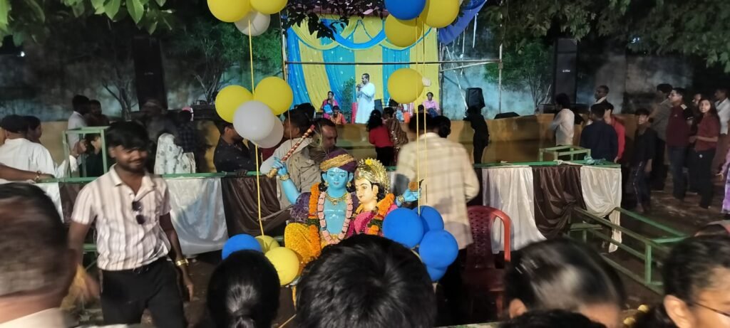 कवर्धा: राधाकृष्ण बड़े मंदिर में श्रीकृष्ण जन्माष्टमी का धूमधाम से आयोजन, आज ग्वालों की टोली फोड़ेगी नगर की दही हंडी 3 राधाकृष्ण बड़े मंदिर
