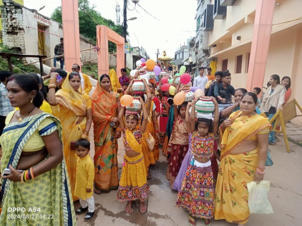 कवर्धा में गोविंदा उत्सव: सर्व यादव समाज की भव्य रैली, नगर में गूंजा 'आला रे आला', ग्वालों ने फोड़ी दहीहंडी 3 कवर्धा में कृष्ण-राधा की कलश यात्रा