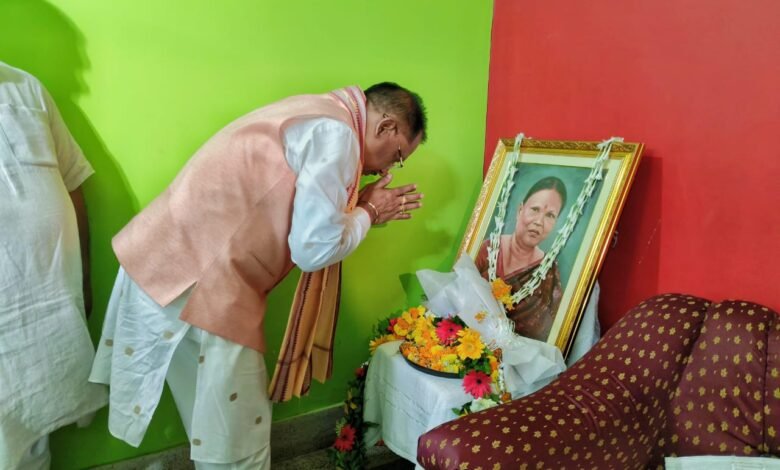 मुख्यमंत्री विष्णु देव साय ने स्वर्गीय झिंगिया उरांव को श्रद्धांजलि अर्पित की