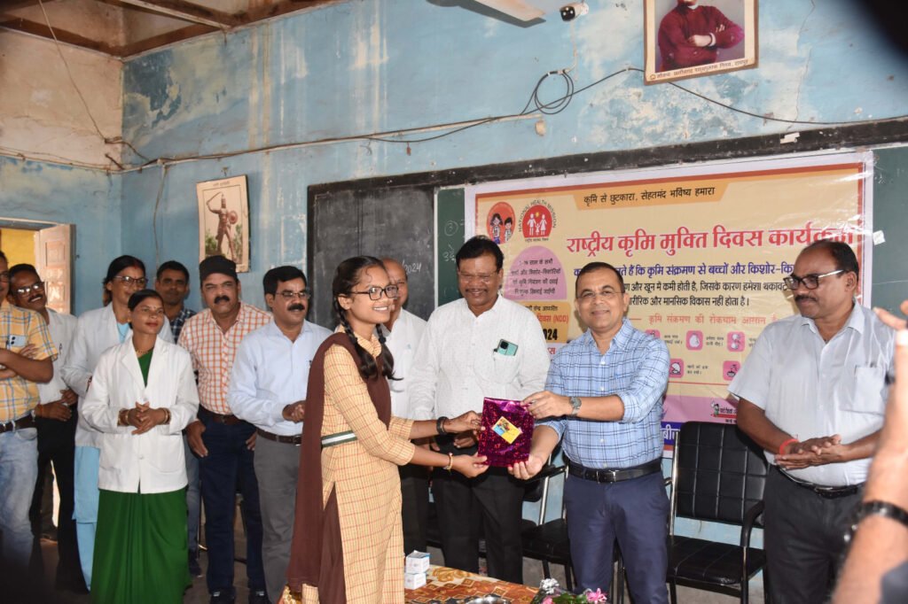 राष्ट्रीय कृमि मुक्ति दिवस: कवर्धा में स्कूली बच्चों को कृमिनाशक दवा का वितरण 2 राष्ट्रीय कृमि मुक्ति दिवस: कवर्धा में स्कूली बच्चों को कृमिनाशक दवा का वितरण