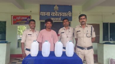 कबीरधाम पुलिस की संयुक्त कार्रवाई में 20 लीटर कच्ची महुआ शराब बरामद, आरोपी गिरफ्तार