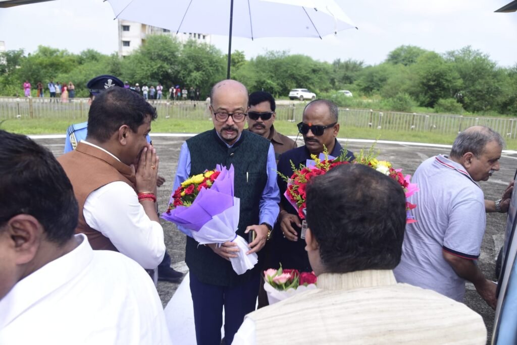 राज्यपाल रमेन डेका और मुख्यमंत्री विष्णु देव साय का बिलासपुर पहुंचने पर हेलीपैड में हुआ स्वागत 2 राज्यपाल रमेन डेका और मुख्यमंत्री विष्णु देव साय का बिलासपुर पहुंचने पर हेलीपैड में हुआ स्वागत