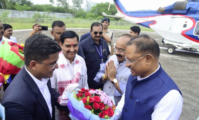 राज्यपाल रमेन डेका और मुख्यमंत्री विष्णु देव साय का बिलासपुर पहुंचने पर हेलीपैड में हुआ स्वागत