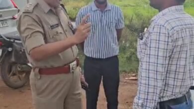एसपी अभिषेक पल्लव की सख्ती: नाबालिग वाहन चालक के पिता को लगाई कड़ी फटकार 2 एसपी अभिषेक पल्लव की सख्ती: नाबालिग वाहन चालक के पिता को लगाई कड़ी फटकार