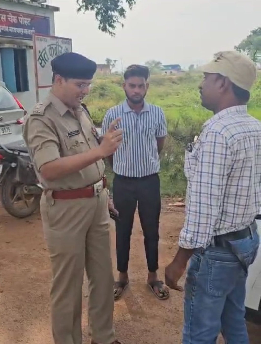 एसपी अभिषेक पल्लव की सख्ती: नाबालिग वाहन चालक के पिता को लगाई कड़ी फटकार 1 एसपी अभिषेक पल्लव की सख्ती: नाबालिग वाहन चालक के पिता को लगाई कड़ी फटकार