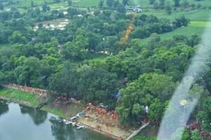 मुख्यमंत्री विष्णु देव साय और उपमुख्यमंत्री विजय शर्मा ने भोरमदेव में कावड़ियों पर की हेलीकॉप्टर से पुष्प वर्षा 2 bf0276d3 783b 4530 a065 f59f63f76fc7 1