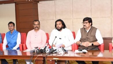 गुरु खुशवंत का कांग्रेस पर तीखा हमला: "देवेंद्र यादव ने सफेद झंडा पैर के पास रखकर समाज की भावनाओं का अपमान किया" 2 गुरु खुशवंत का कांग्रेस पर तीखा हमला: "देवेंद्र यादव ने सफेद झंडा पैर के पास रखकर समाज की भावनाओं का अपमान किया"