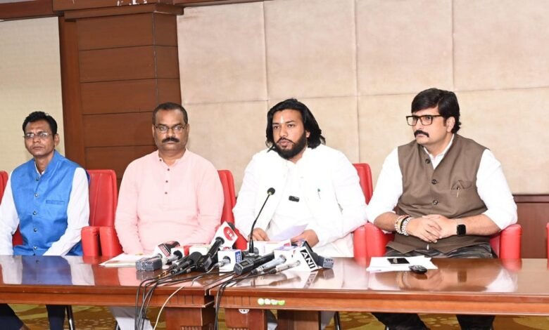 गुरु खुशवंत का कांग्रेस पर तीखा हमला: "देवेंद्र यादव ने सफेद झंडा पैर के पास रखकर समाज की भावनाओं का अपमान किया"