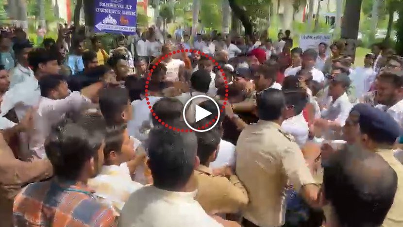 ABVP-NSUI कार्यकर्ताओं के बीच मारपीट, पुलिसकर्मियों को भी पड़े लात-घूसे, देखें VIDEO 1 chhattisgarh collage abvp nsui fight