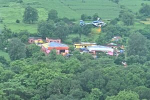 मुख्यमंत्री विष्णु देव साय और उपमुख्यमंत्री विजय शर्मा ने भोरमदेव में कावड़ियों पर की हेलीकॉप्टर से पुष्प वर्षा 3 d3d486e5 9502 4cb8 a1a4 24d9facde8f7 1