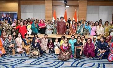 दिल्ली में पाकिस्तान से आईं महिला शरणार्थियों ने केंद्रीय मंत्री पीयूष गोयल को बांधी राखी, CAA के तहत सुरक्षा मिलने पर जताई खुशी 5 दिल्ली में पाकिस्तान से आईं महिला शरणार्थियों ने केंद्रीय मंत्री पीयूष गोयल को बांधी राखी, CAA के तहत सुरक्षा मिलने पर जताई खुशी