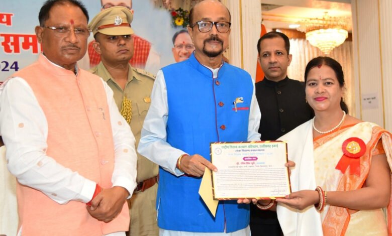 राज्य स्तरीय शिक्षक सम्मान समारोह: राज्यपाल और मुख्यमंत्री की उपस्थिति में शिक्षकों का हुआ सम्मान
