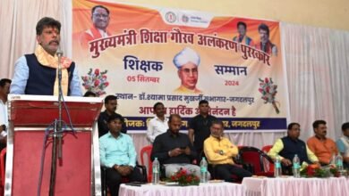 शिक्षक दिवस: शिक्षक की भूमिका कुम्हार की तरह, जो गीली मिट्टी को घड़े का आकार देता है: भाजपा प्रदेश अध्यक्ष किरणदेव 1 शिक्षक दिवस: शिक्षक की भूमिका कुम्हार की तरह, जो गीली मिट्टी को घड़े का आकार देता है: भाजपा प्रदेश अध्यक्ष किरणदेव