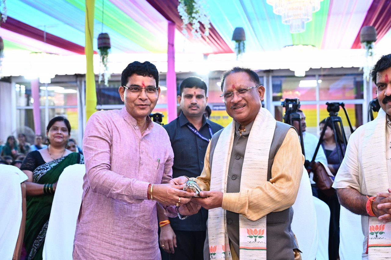 तीजा मिलन समारोह में पहुंचे मुख्यमंत्री विष्णु देव साय ने राजस्व मंत्री टंकराम वर्मा के निवास में स्थापित भगवान गणेश की पूजा अर्चना की