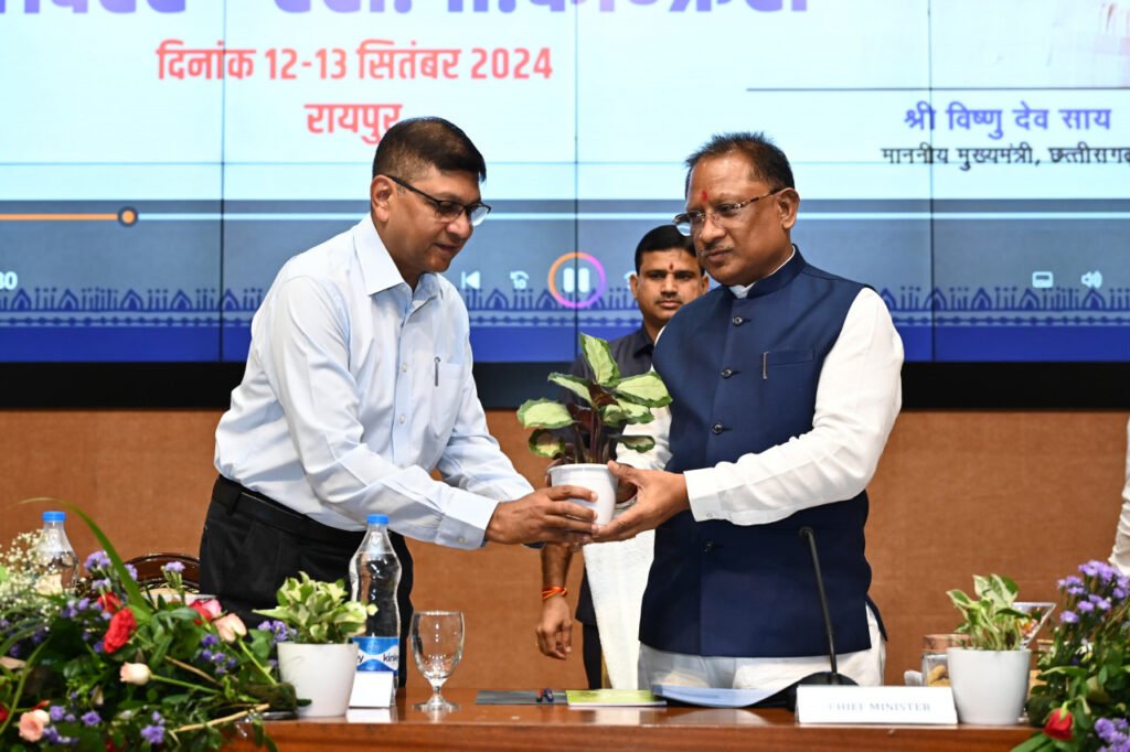 पुरानी शैली बदलें, पूरी संवेदनशीलता के साथ जनता की समस्याओं का निराकरण करें - मुख्यमंत्री विष्णु देव साय 3 1726134943 f06a37638c65e912c8c5