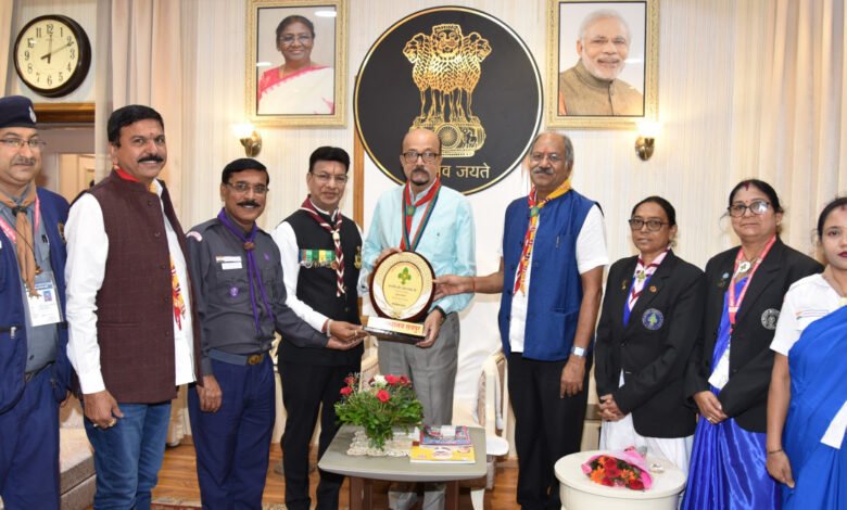 राज्यपाल श्री डेका का स्काउट गाइड मुख्य संरक्षक अलंकरण बैज लगाकर किया गया सम्मान