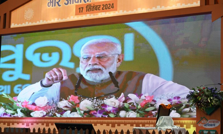 प्रधानमंत्री नरेन्द्र मोदी ने आवासहीन परिवारों को मकान निर्माण के लिए 2044 करोड़ रूपए की राशि का किया ऑनलाईन अंतरण