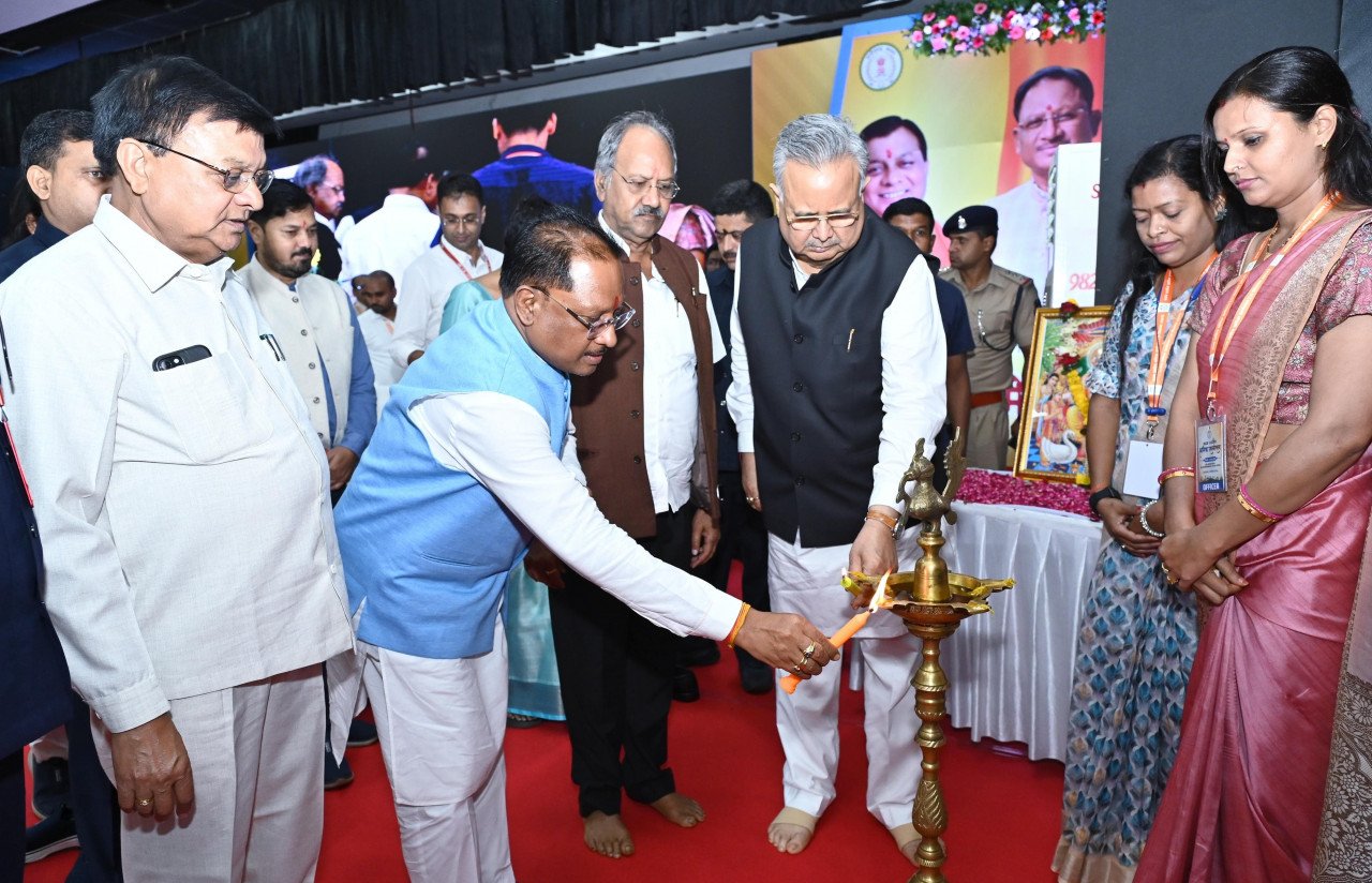 मुख्यमंत्री विष्णु देव साय विश्वकर्मा जयंती के अवसर पर इंदिरा गाँधी कृषि विश्वविद्यालय स्थित कृषि मंडप में राज्यस्तरीय श्रमिक सम्मेलन में शामिल हुए