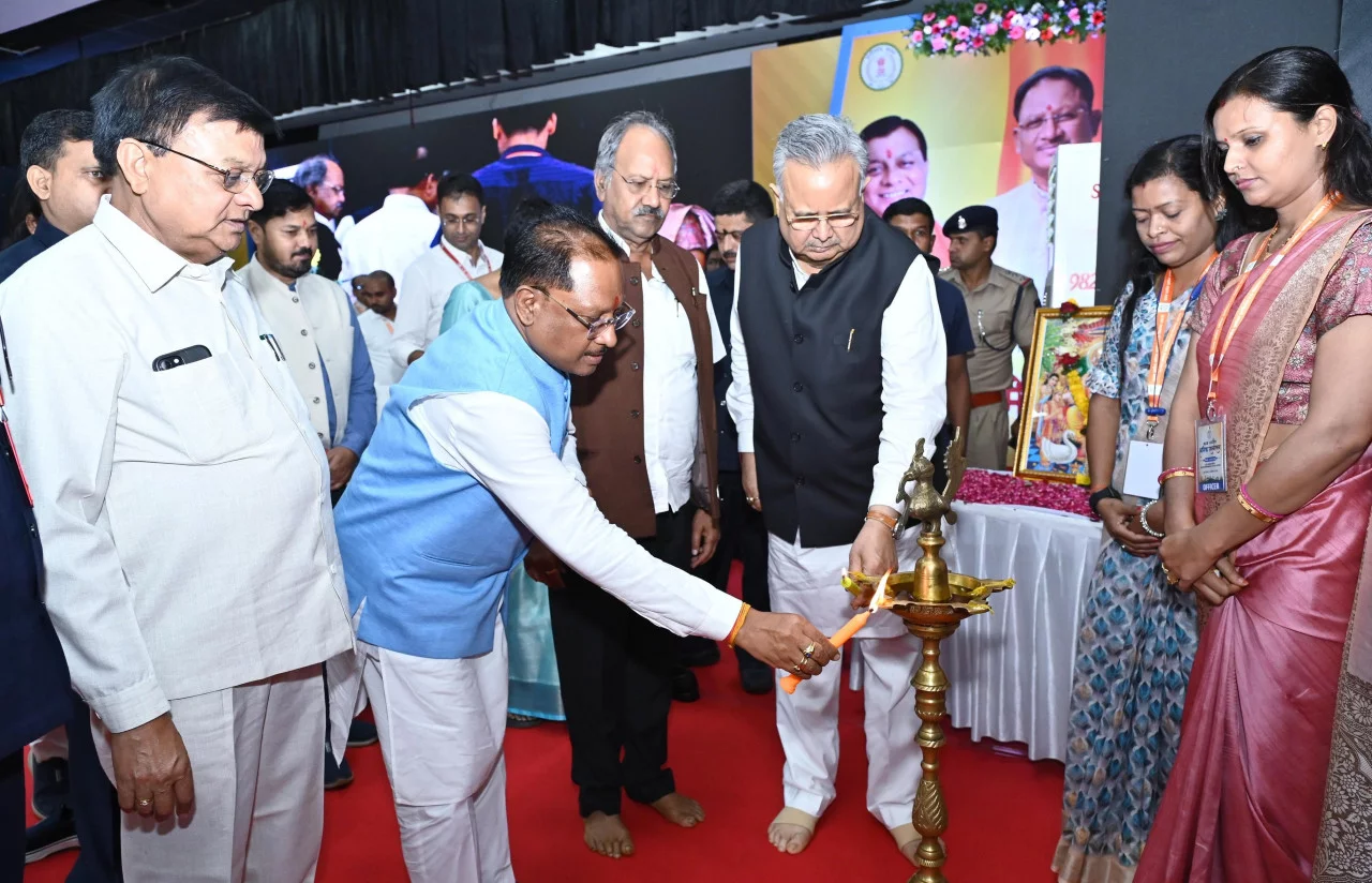 मुख्यमंत्री विष्णु देव साय विश्वकर्मा जयंती के अवसर पर इंदिरा गाँधी कृषि विश्वविद्यालय स्थित कृषि मंडप में राज्यस्तरीय श्रमिक सम्मेलन में शामिल हुए