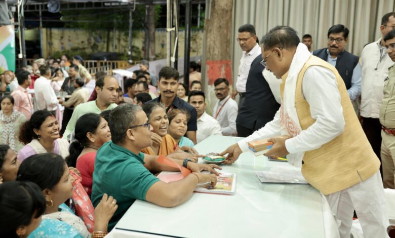 मुख्यमंत्री विष्णु देव साय ने 7 घंटे तक जनदर्शन में सुनी जनता की समस्याएं, निदान के दिए निर्देश; आर्थिक मदद और सहायक उपकरण का किया वितरण