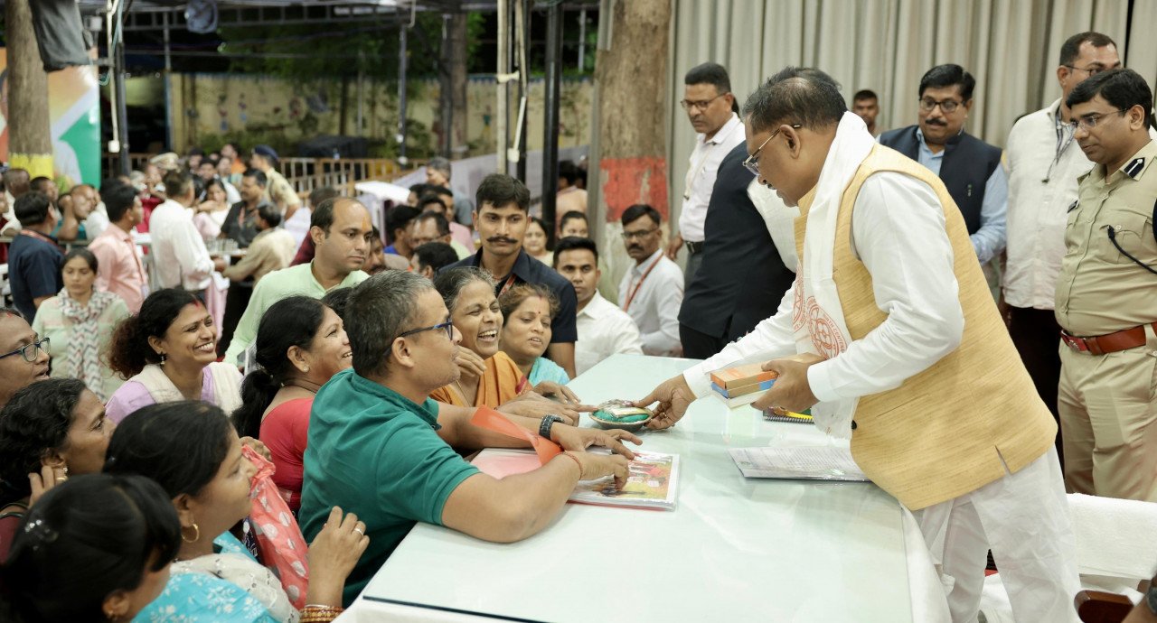 मुख्यमंत्री विष्णु देव साय ने 7 घंटे तक जनदर्शन में सुनी जनता की समस्याएं, निदान के दिए निर्देश; आर्थिक मदद और सहायक उपकरण का किया वितरण