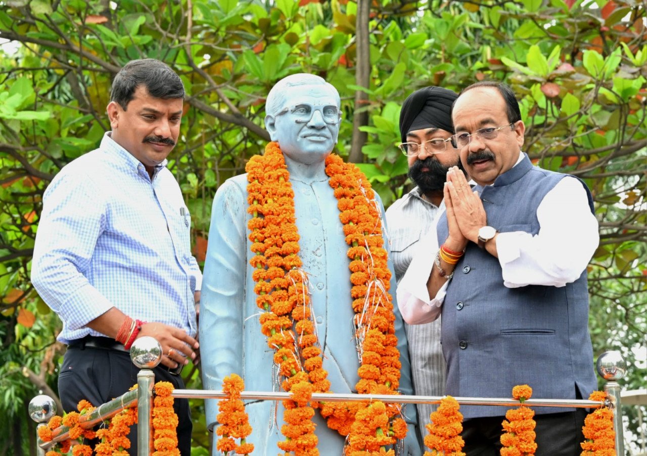 श्री साव ने पंडित दीनदयाल उपाध्याय की जयंती पर उन्हें नमन किया,उद्यान में झाड़ू लगाकर सफाई की, स्वच्छता दीदियों को बांटे किट व साड़ी