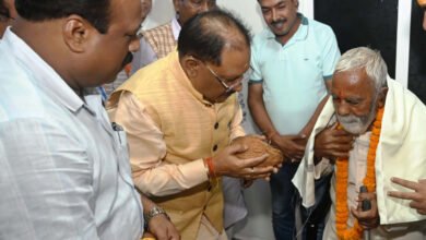 मुख्यमंत्री अपने बचपन के स्कूली शिक्षक से मिलकर हुए भाव विभोर 1 मुख्यमंत्री अपने बचपन के स्कूली शिक्षक से मिलकर हुए भाव विभोर