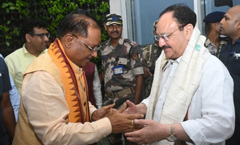 केंद्रीय स्वास्थ्य एवं परिवार कल्याण मंत्री जगत प्रकाश नड्डा के स्वामी विवेकानंद एयरपोर्ट रायपुर पहुंचने पर मुख्यमंत्री विष्णु देव साय ने उनका आत्मीय स्वागत किया